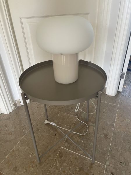 1 mesita auxiliar con lámpara a juego