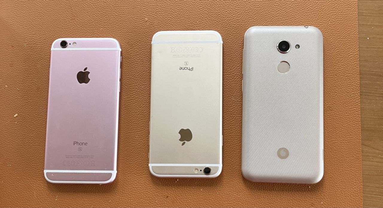 1 Vodafone V8 VDF 710 2 Apple iPhone S6 Plus, una caja original