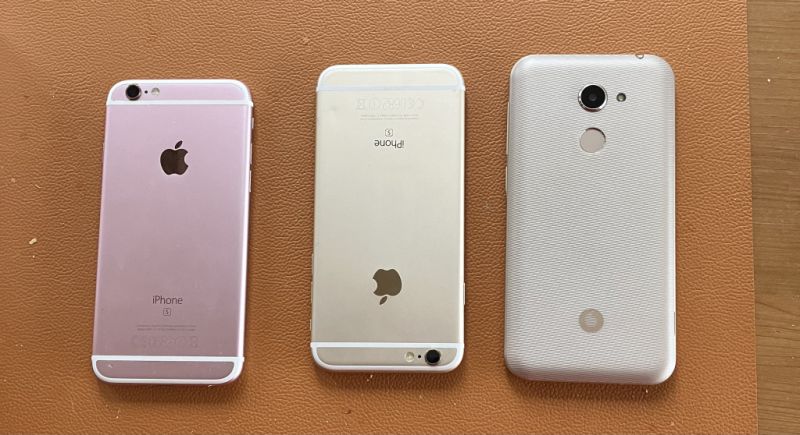 1 Vodafone V8 VDF 710 2 Apple iPhone S6 Plus, una caja original