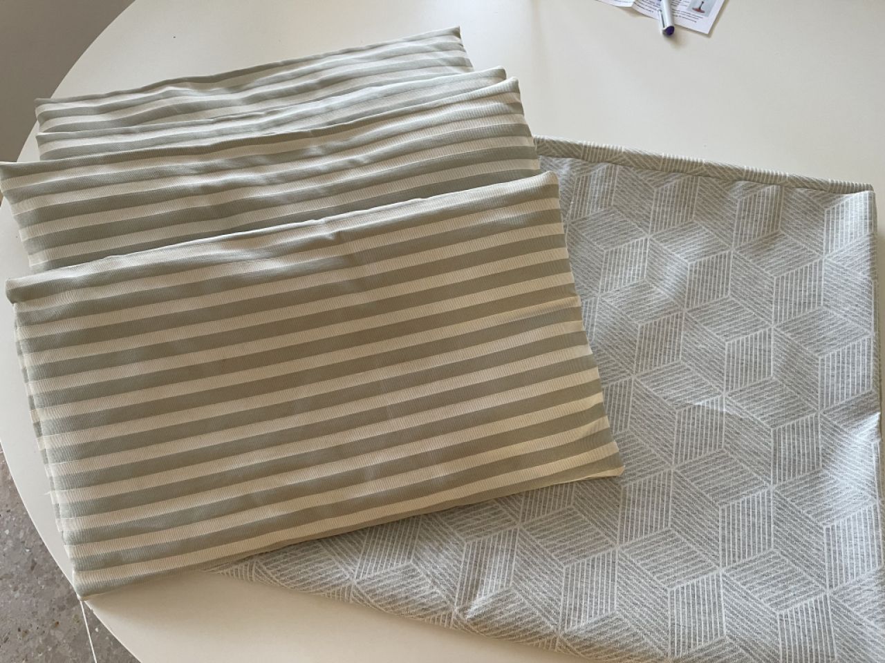 1 wasserfestes Tischtuch und 4 Sitzkisden