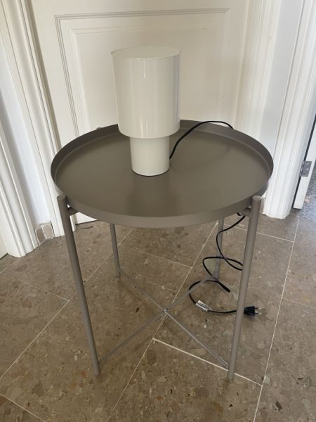 1 lámpara de mesa blanca, regulable