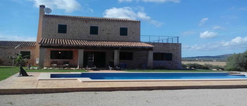 Finca de 2 plantas con piscina y pozo privado cerca de Santanyí --- F 27 VK