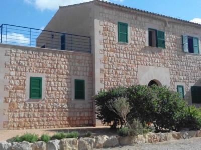 Finca de 2 plantas con piscina y pozo privado cerca de Santanyí --- F 27 VK