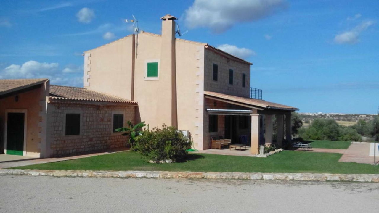 Finca de 2 plantas con piscina y pozo privado cerca de Santanyí --- F 27 VK