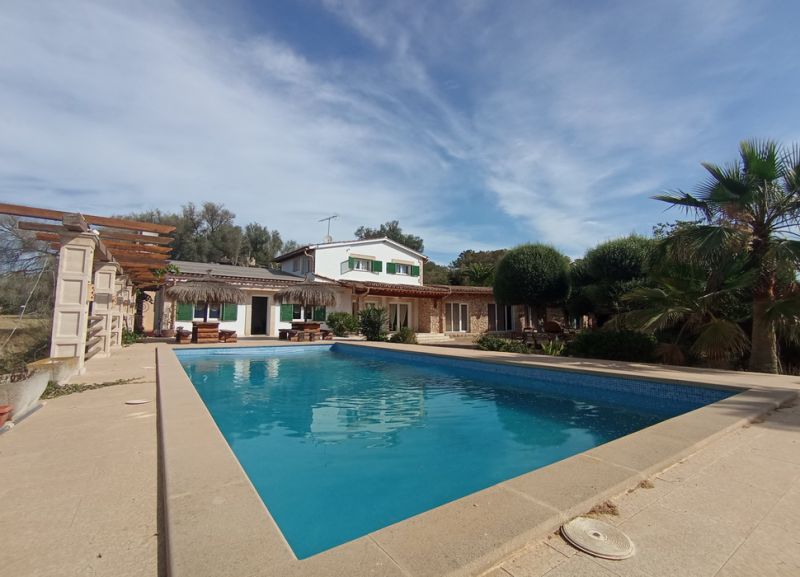 Finca de 2 plantas con apartamento separado, piscina y calefacción central de gasóleo cerca de Porreres --- F 164