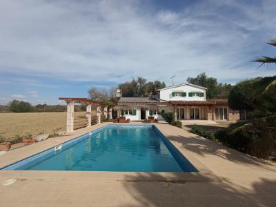Finca de 2 plantas con apartamento separado, piscina y calefacción central de gasóleo cerca de Porreres --- F 164