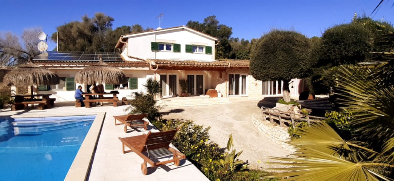 Finca de 2 plantas con apartamento separado, piscina y calefacción central de gasóleo cerca de Porreres --- F 164