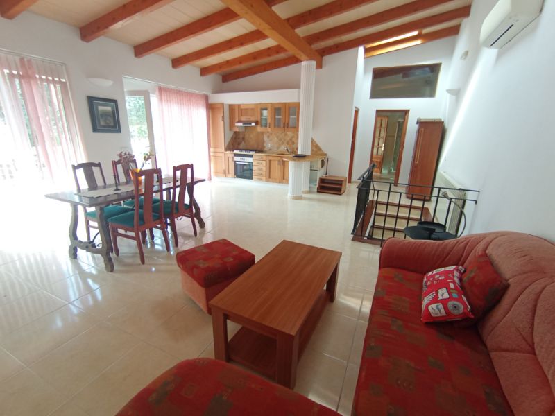 Finca de 2 plantas con apartamento separado, piscina y calefacción central de gasóleo cerca de Porreres --- F 164