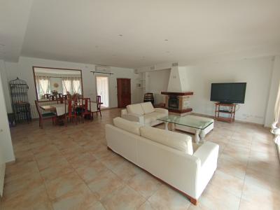 Finca de 2 plantas con apartamento separado, piscina y calefacción central de gasóleo cerca de Porreres --- F 164