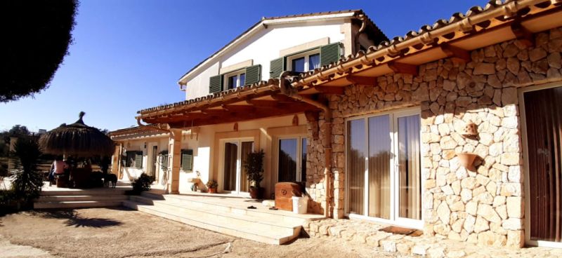 Finca de 2 plantas con apartamento separado, piscina y calefacción central de gasóleo cerca de Porreres --- F 164