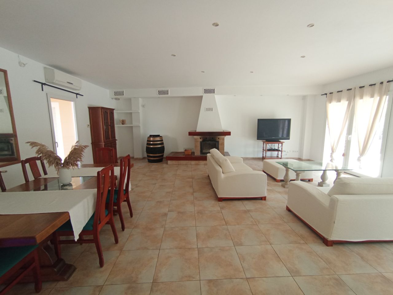 Finca de 2 plantas con apartamento separado, piscina y calefacción central de gasóleo cerca de Porreres --- F 164