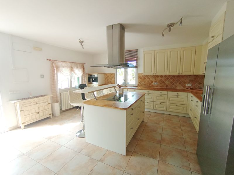 Finca de 2 plantas con apartamento separado, piscina y calefacción central de gasóleo cerca de Porreres --- F 164