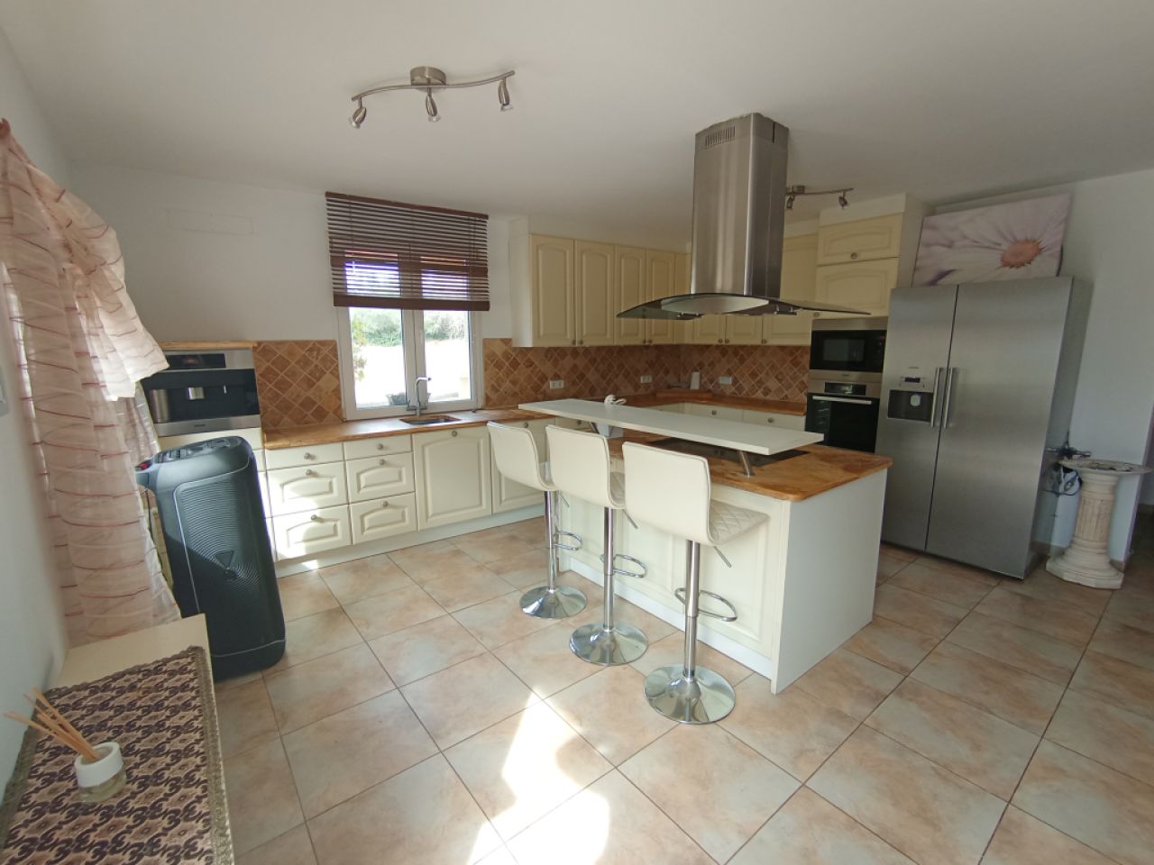 Finca de 2 plantas con apartamento separado, piscina y calefacción central de gasóleo cerca de Porreres --- F 164