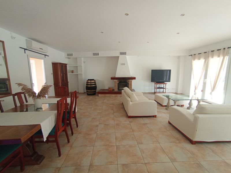 Finca de 2 plantas con apartamento separado, piscina y calefacción central de gasóleo cerca de Porreres --- F 164