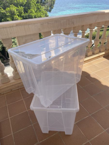 2 große Plastik-Container mit Deckel