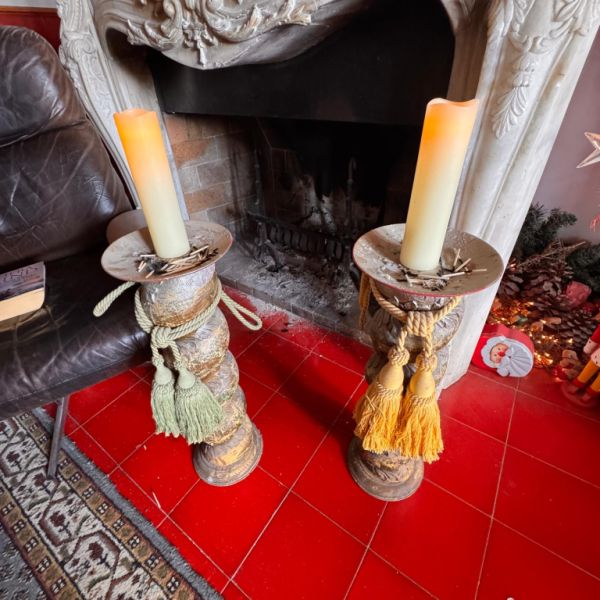 2 candelabros de madera