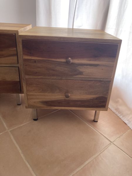 2 bonitas mesitas de noche de madera maciza en venta