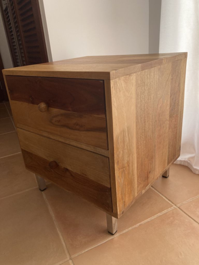2 bonitas mesitas de noche de madera maciza en venta