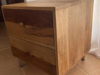 2 bonitas mesitas de noche de madera maciza en venta