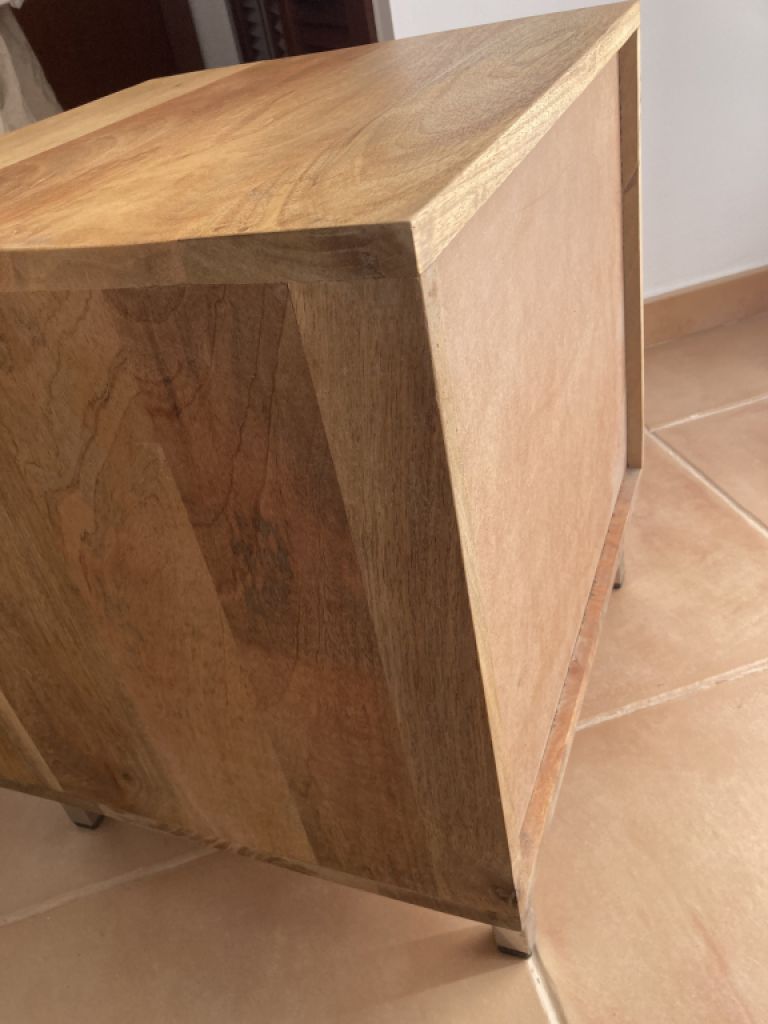 2 bonitas mesitas de noche de madera maciza en venta