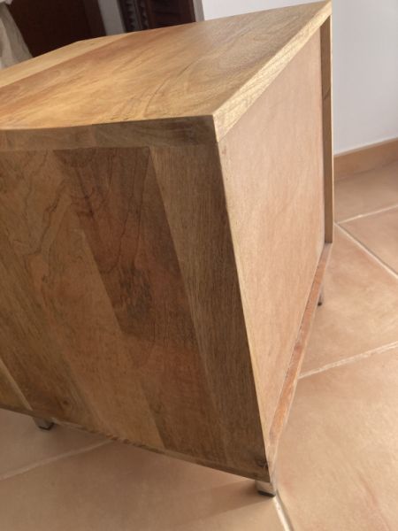 2 bonitas mesitas de noche de madera maciza en venta