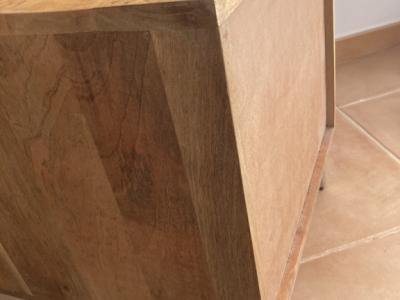 2 bonitas mesitas de noche de madera maciza en venta