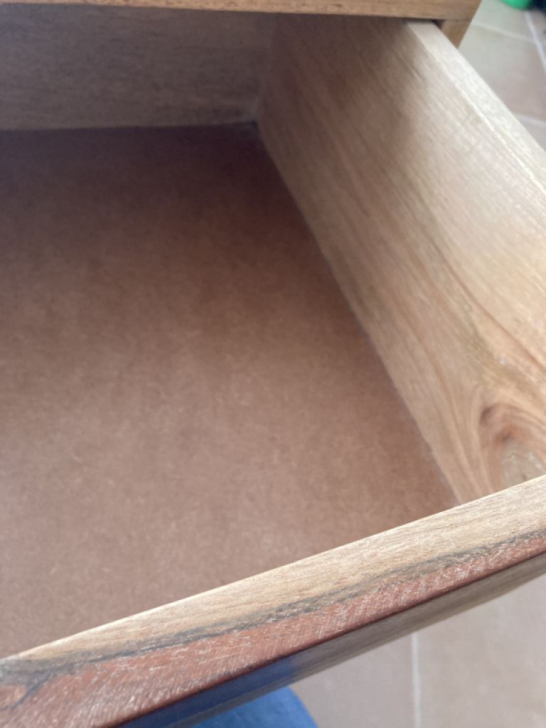 2 bonitas mesitas de noche de madera maciza en venta