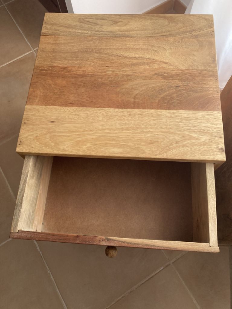 2 bonitas mesitas de noche de madera maciza en venta