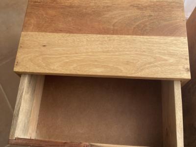 2 bonitas mesitas de noche de madera maciza en venta