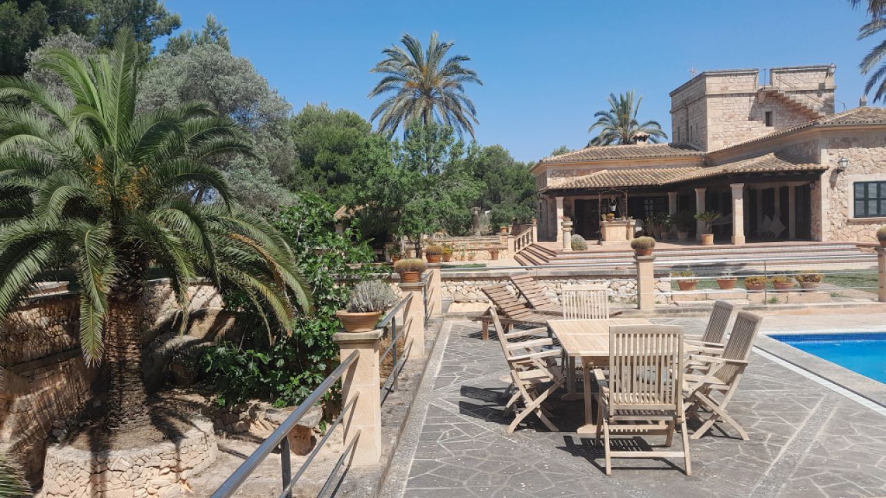 2 stöckige Finca mit sep. Gästeapartment und traumhaften Garten bei Ses Salines -- F 62 VK