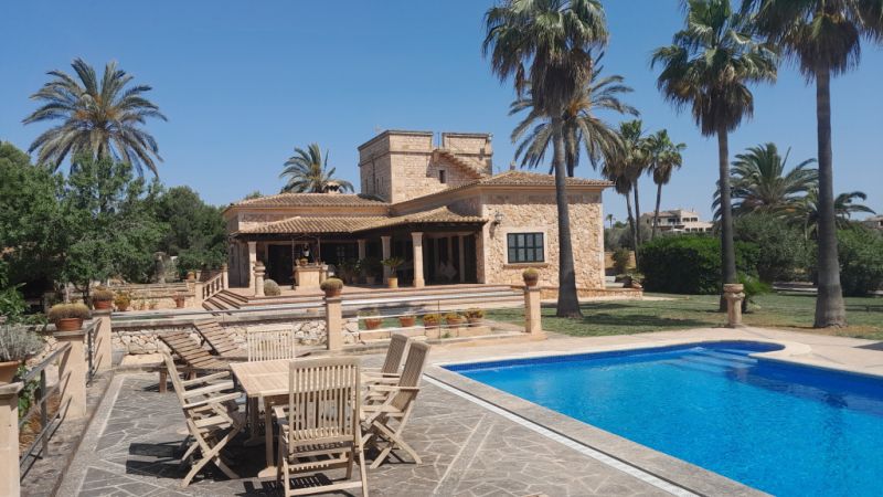 Finca de 2 plantas con Sep. Apartamento de invitados y hermoso jardín cerca de Ses Salines -- F 62 V