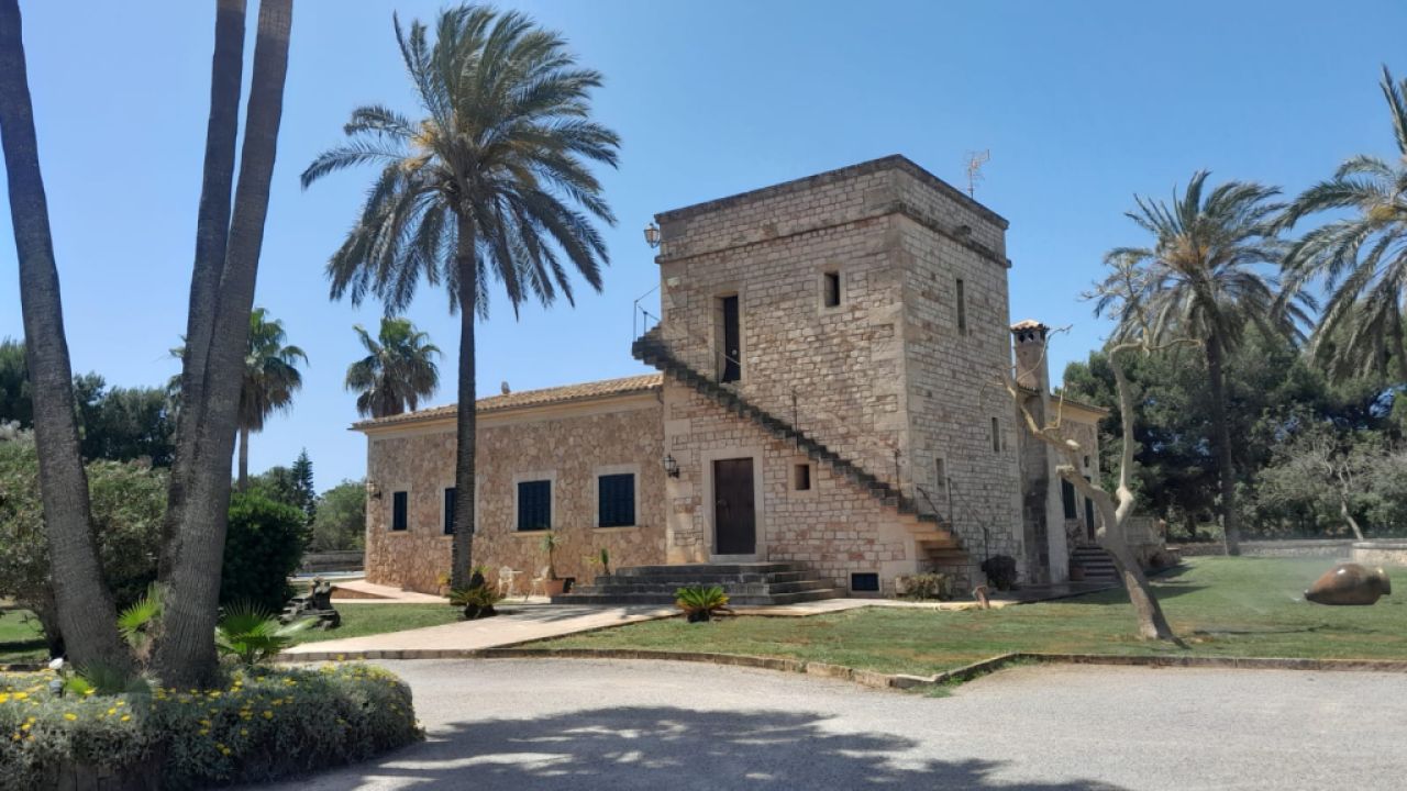 Finca de 2 plantas con Sep. Apartamento de invitados y hermoso jardín cerca de Ses Salines -- F 62 V