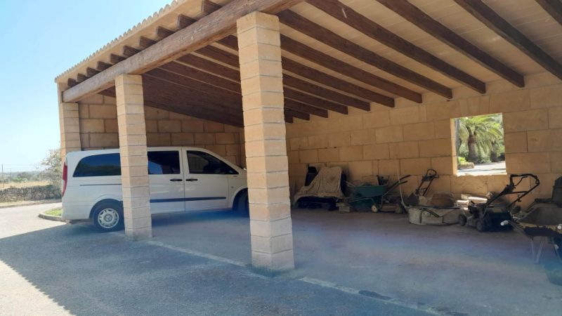 Finca de 2 plantas con Sep. Apartamento de invitados y hermoso jardín cerca de Ses Salines -- F 62 V