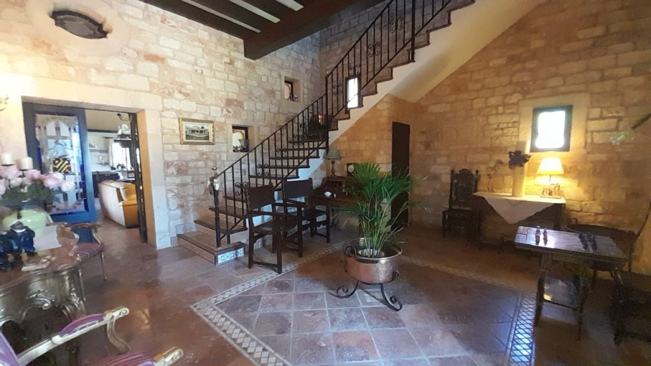 Finca de 2 plantas con Sep. Apartamento de invitados y hermoso jardín cerca de Ses Salines -- F 62 V