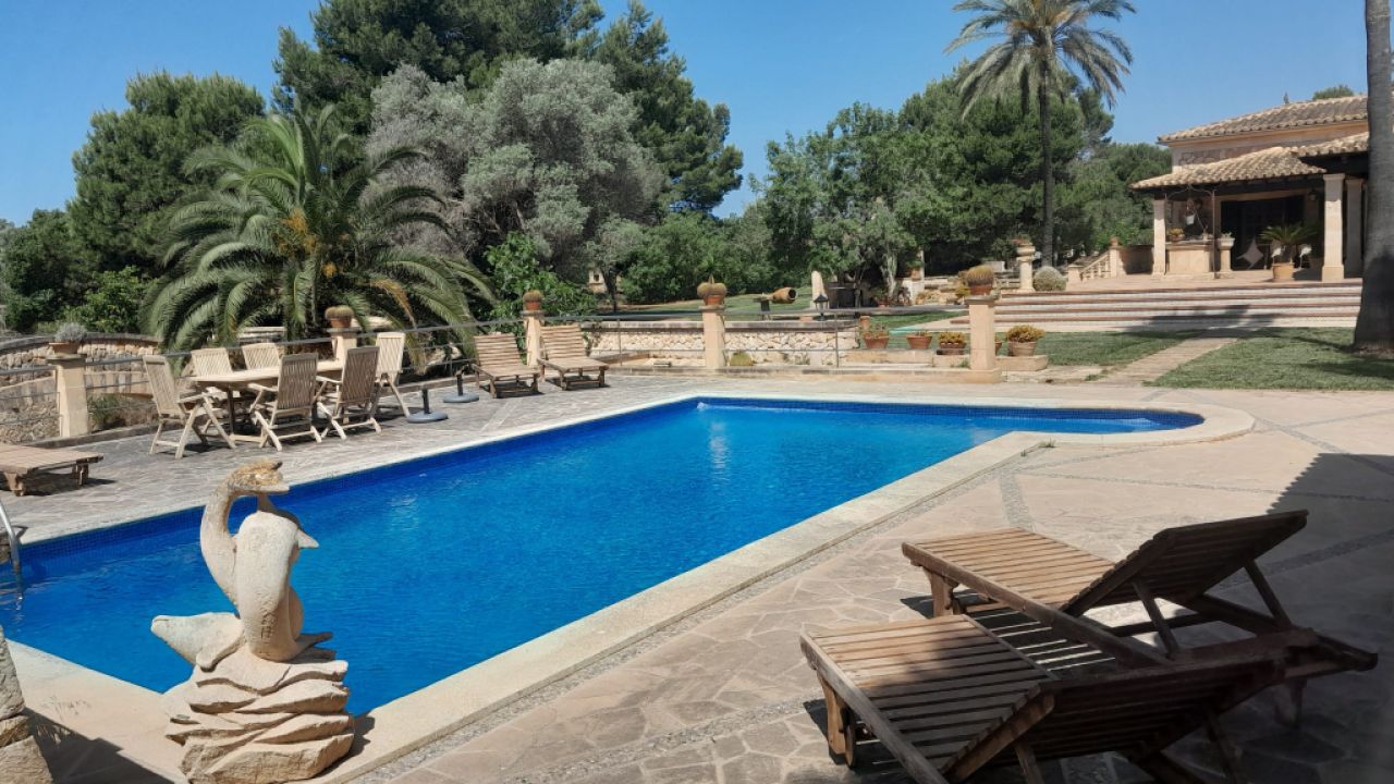 Finca de 2 plantas con Sep. Apartamento de invitados y hermoso jardín cerca de Ses Salines -- F 62 V