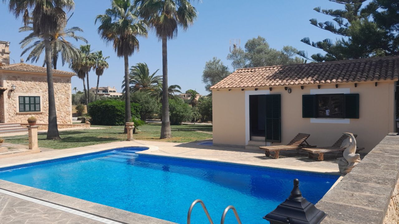 Finca de 2 plantas con Sep. Apartamento de invitados y hermoso jardín cerca de Ses Salines -- F 62 V