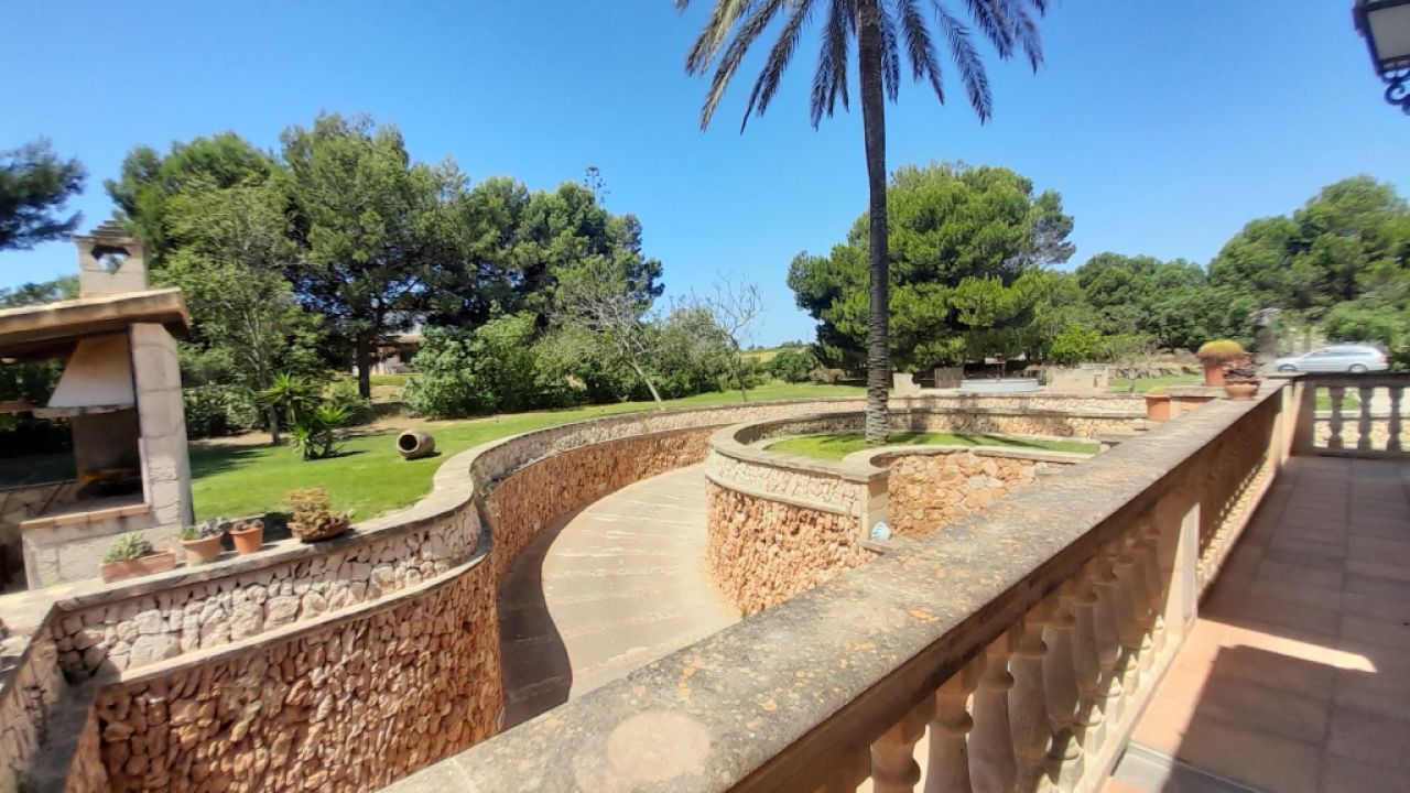 Finca de 2 plantas con Sep. Apartamento de invitados y hermoso jardín cerca de Ses Salines -- F 62 V