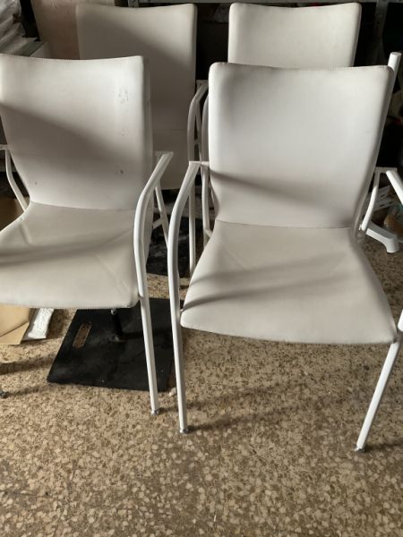 4 sillas de cuero muy estables con vientre blanco