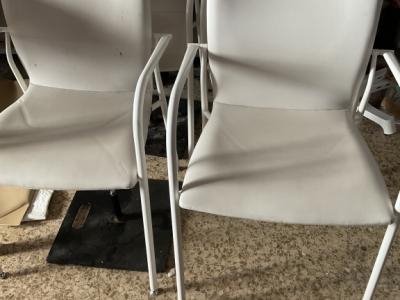 4 sillas de cuero muy estables con vientre blanco