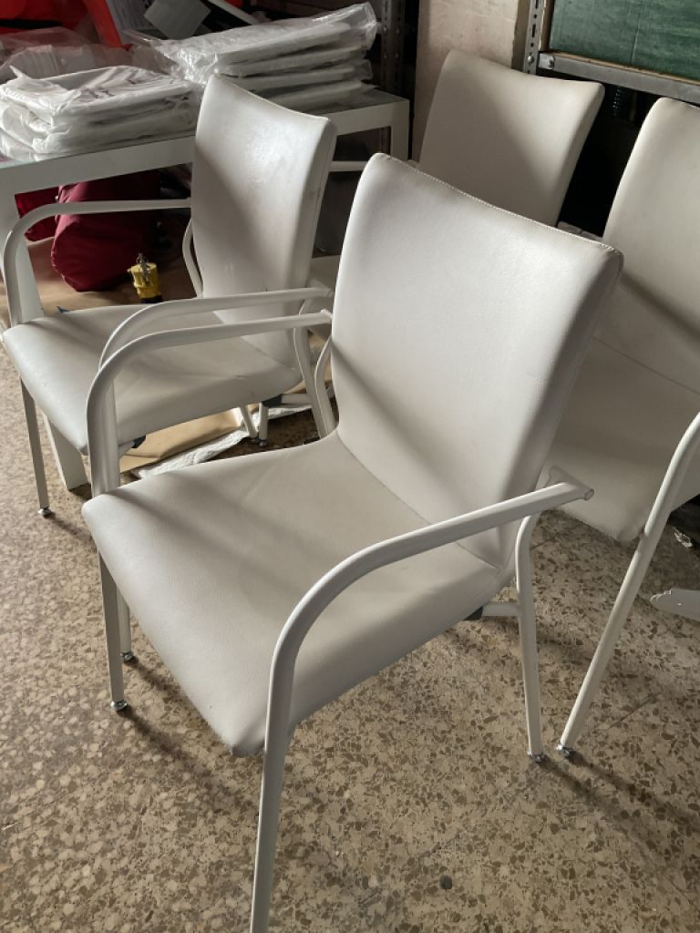 4 sillas de cuero muy estables con vientre blanco