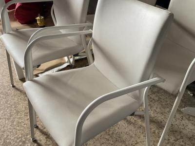 4 sillas de cuero muy estables con vientre blanco