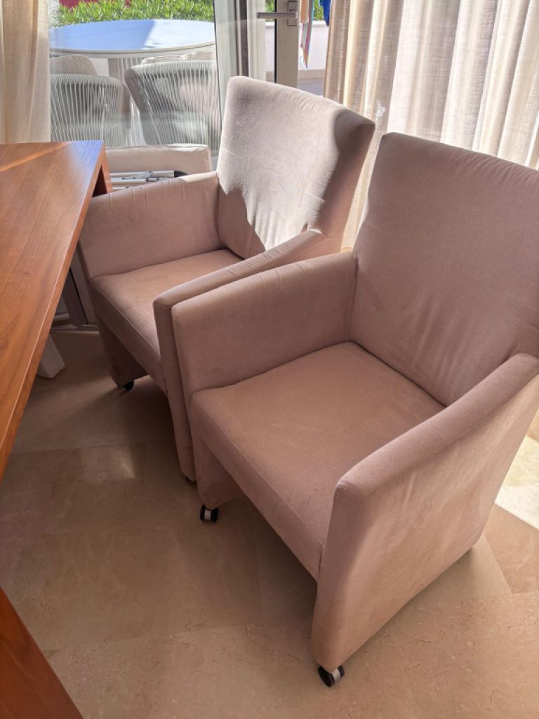 4 sillas de comedor tapizadas con ruedas, muy cómodas