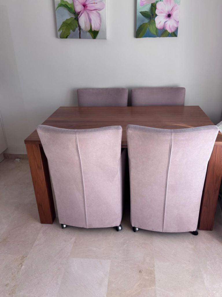 4 sillas de comedor tapizadas con ruedas, muy cómodas