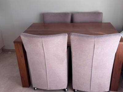 4 sillas de comedor tapizadas con ruedas, muy cómodas