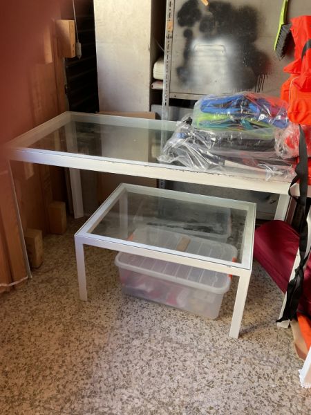 4 mesas de cristal diferentes con estructura de metal blanco