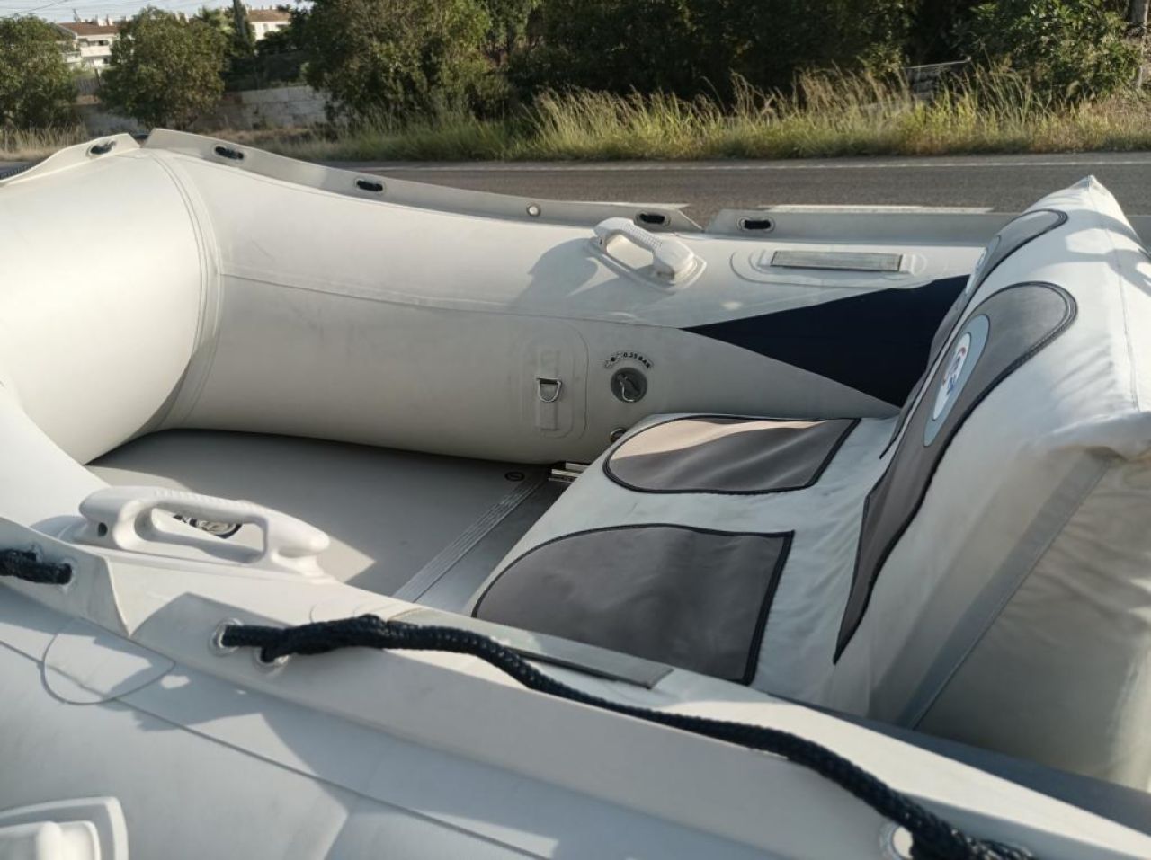 Embarcación neumática de 4m Semirrígida Fueraborda Honda 30hp incl. Remolque