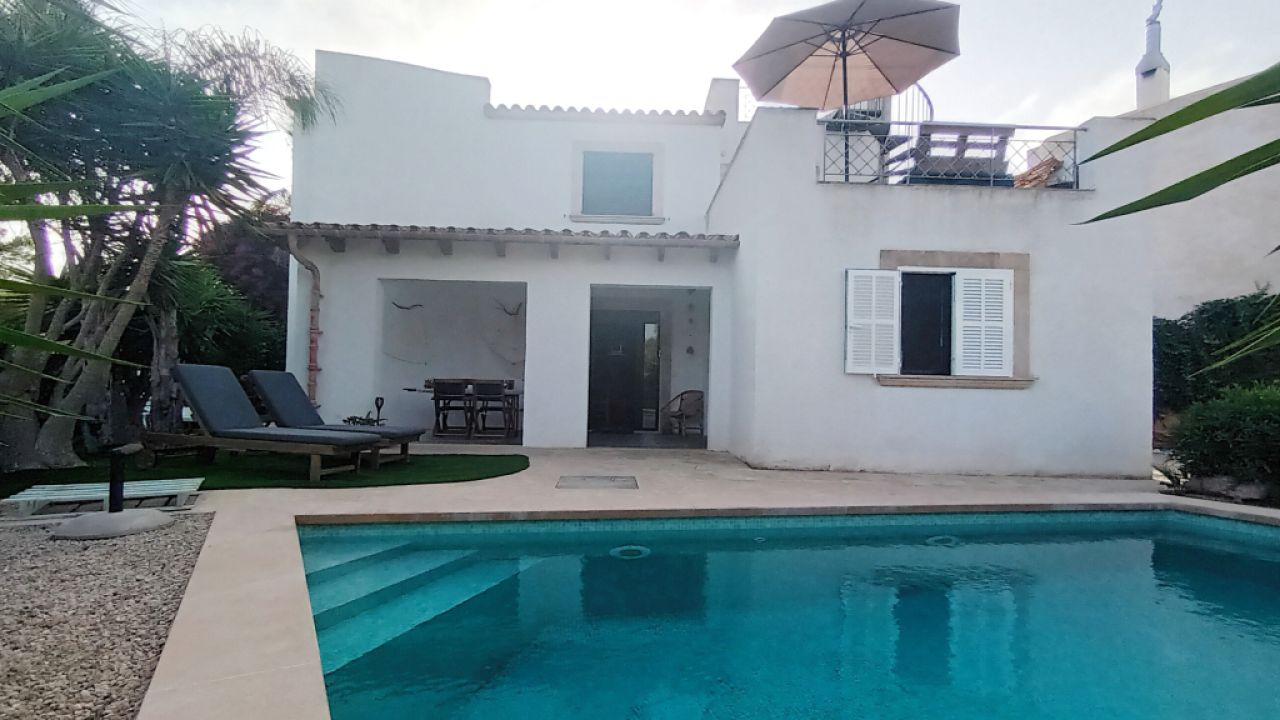 A PARTIR DEL 27 DE JUNIO; Chalet con jardín, piscina y calefacción por suelo radiante en Cala Llombards -- CH 87