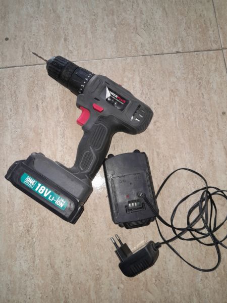 Atornillador inalámbrico con cable de carga y batería de repuesto