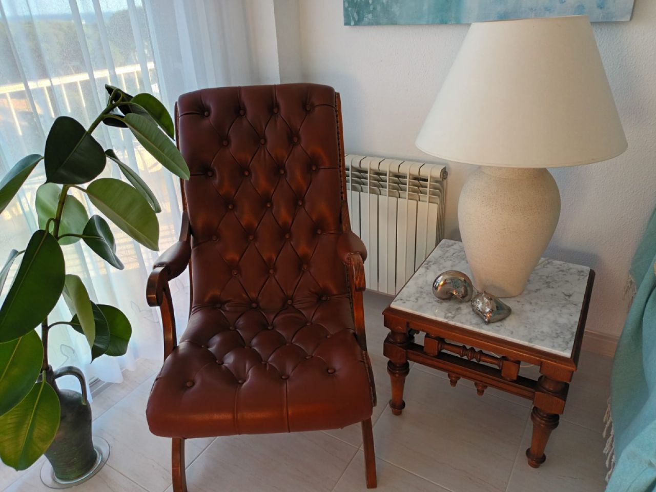 Alter Beistelltisch mit Marmorplatte