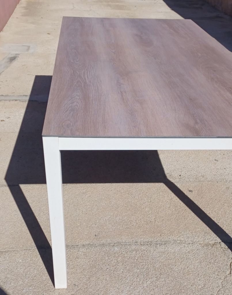 Aluminium-Gartentisch.